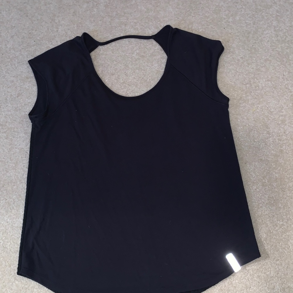 Black shirt sleeve workout top